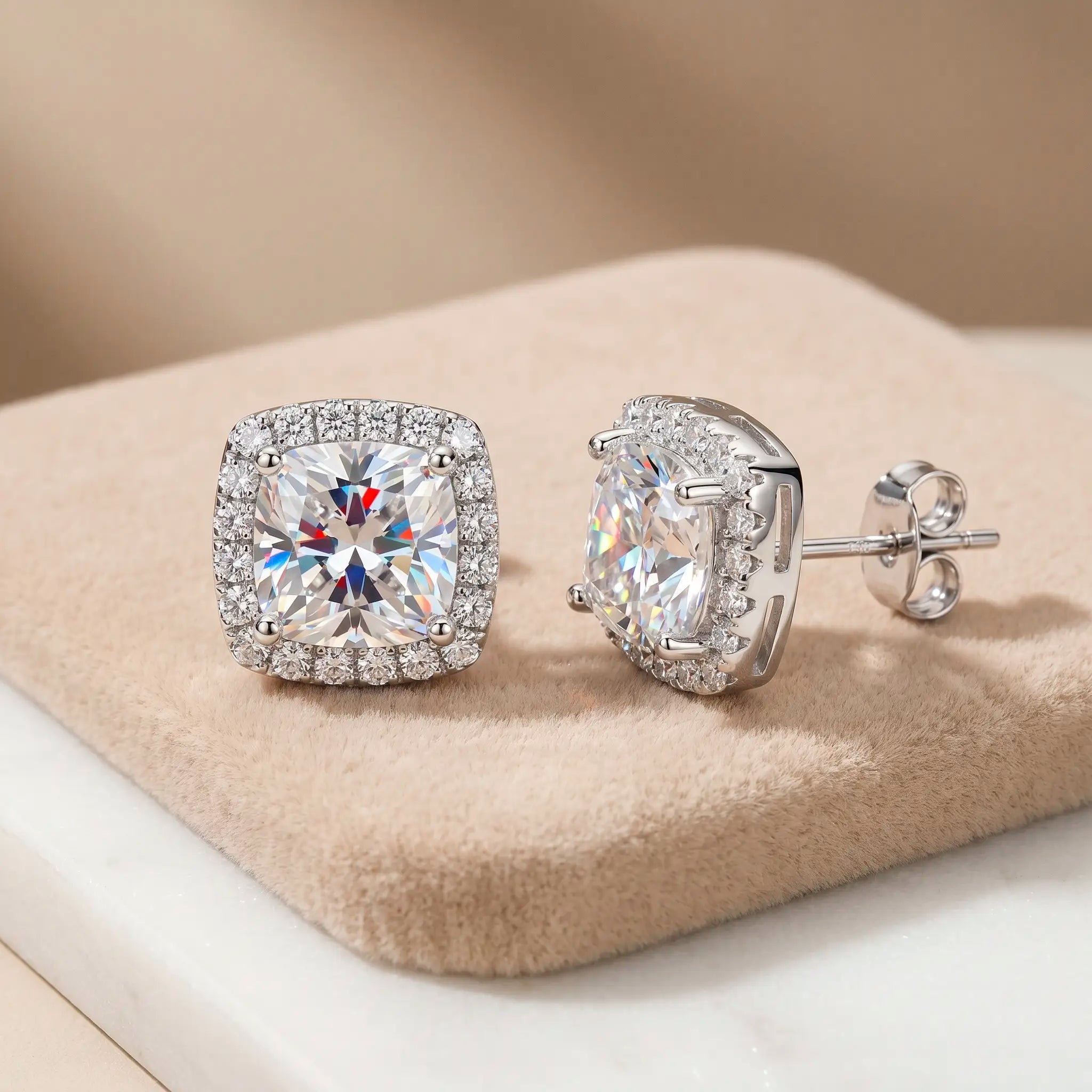 ✨ 18K White Gold Cushion Moissanite